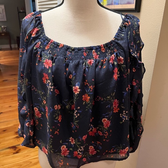 28. Love & Piece Boho Cropped Top in Floral - Picture 9 of 10